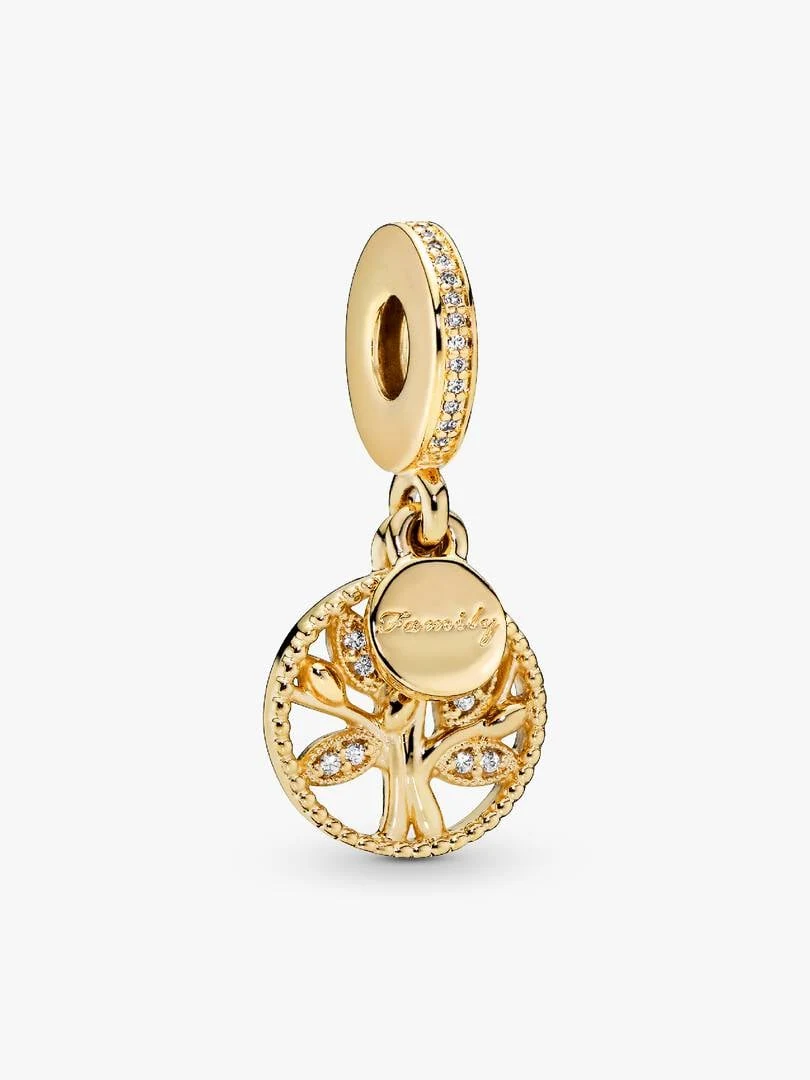 Vue de face du charm pendent arbre, composition centrée sur fond blanc pur.