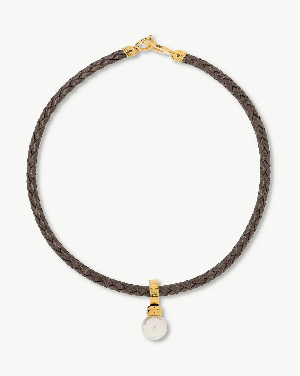 Collar de cuero trenzado marrón con perla blanca, vista frontal completa sobre fondo blanco.