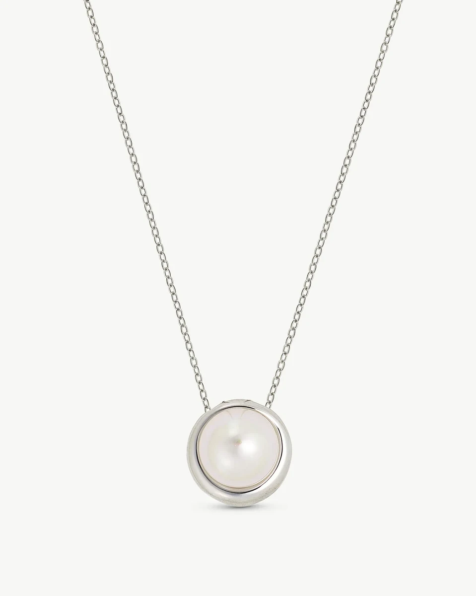 Collier avec pendentif en perle blanche sur fond blanc, vue frontale centrée.