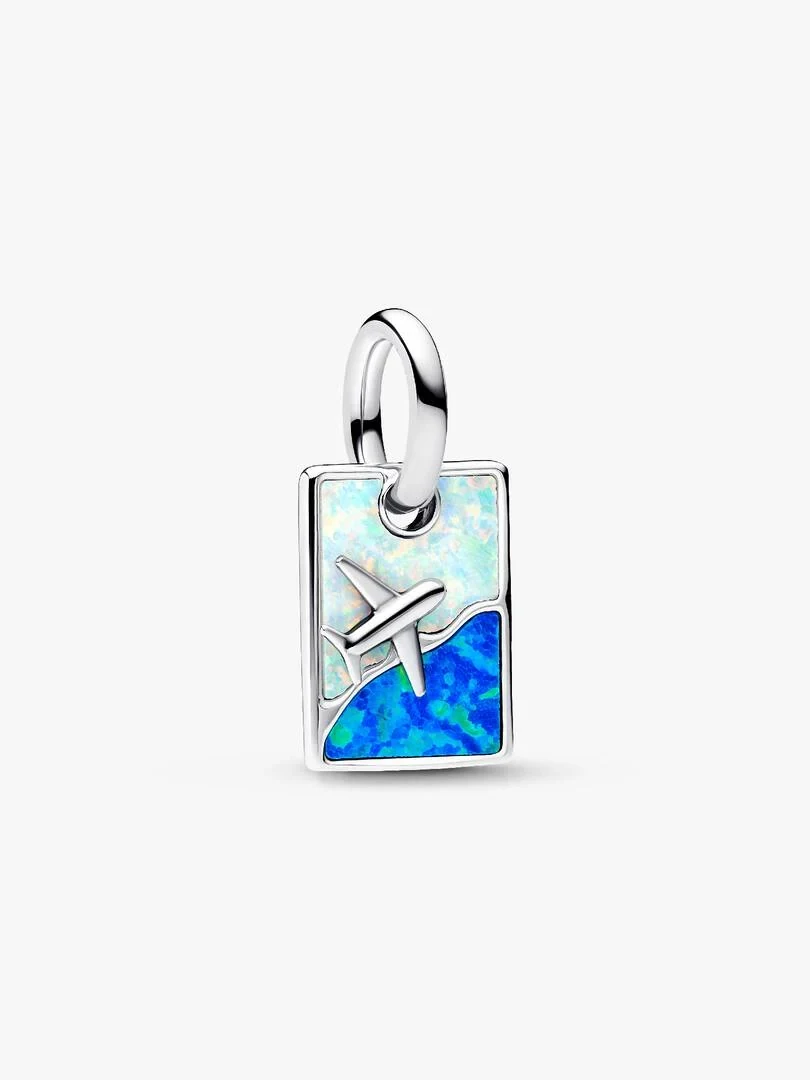 Charm rectangulaire en argent avec silhouette d'avion sur fond d'opale bleu et blanc, vue de face, fond blanc.
