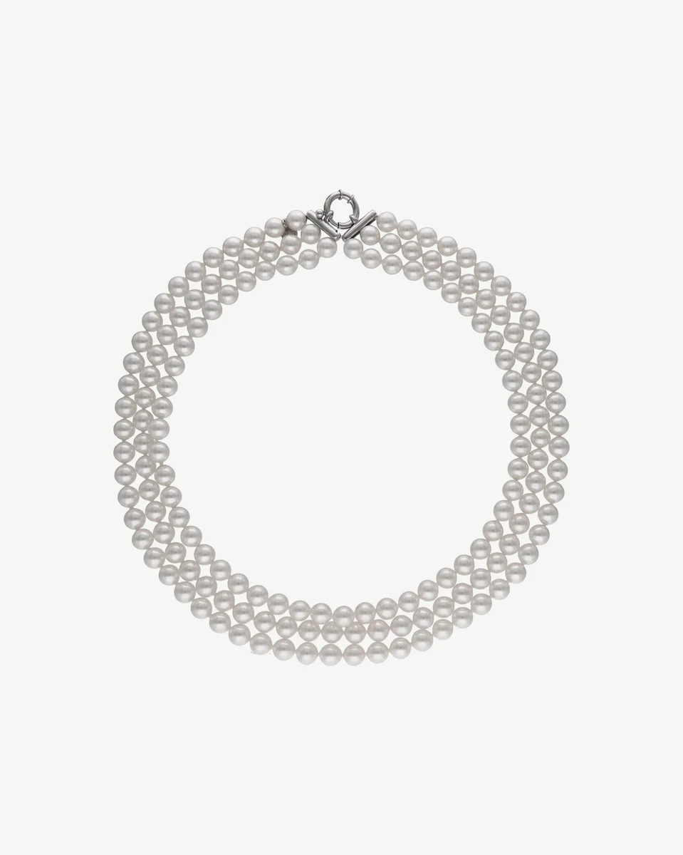 Collier à trois rangs de perles blanches, vue de face sur fond blanc uni.