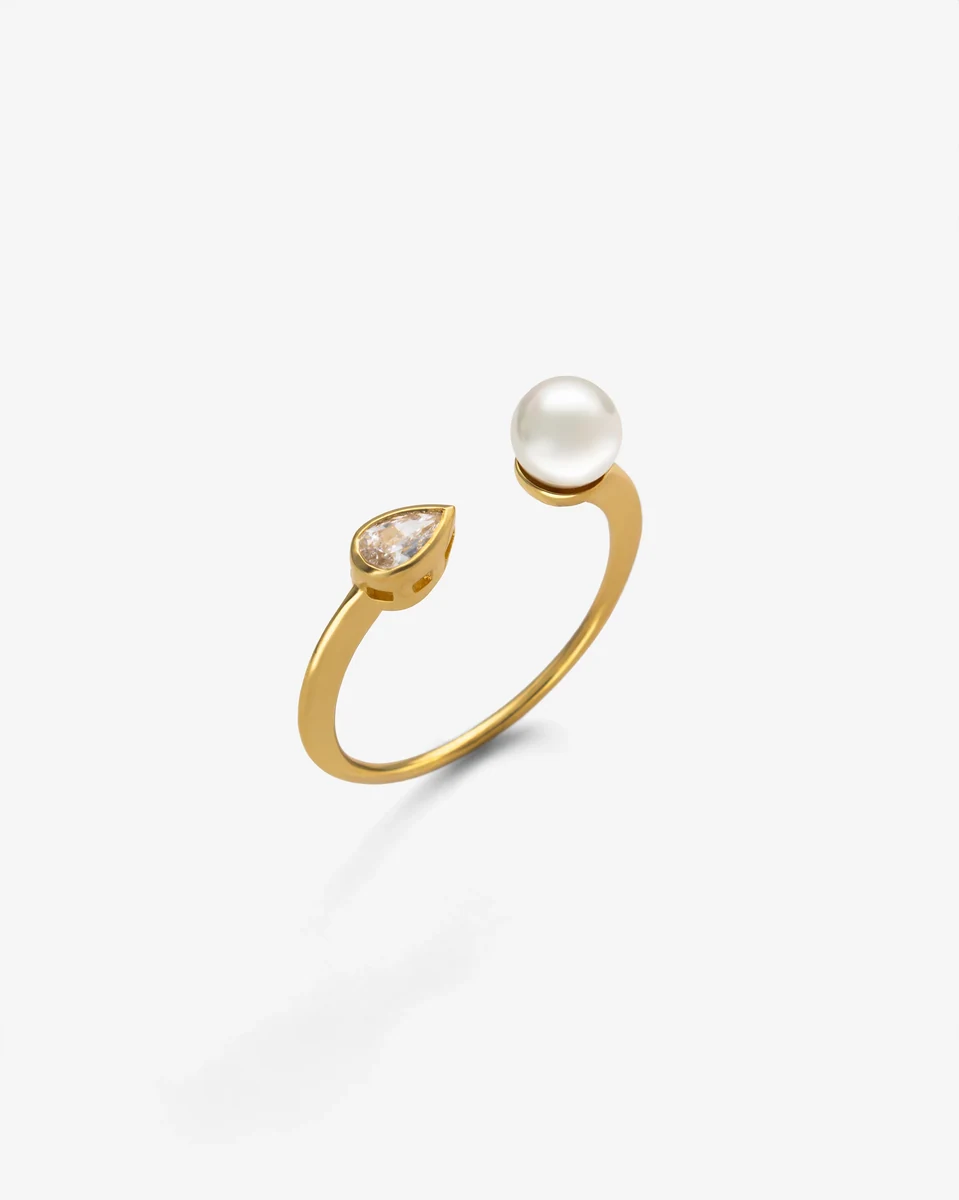 Offener Goldring mit Perle und Zirkonia, Seitenansicht auf weißem Hintergrund.