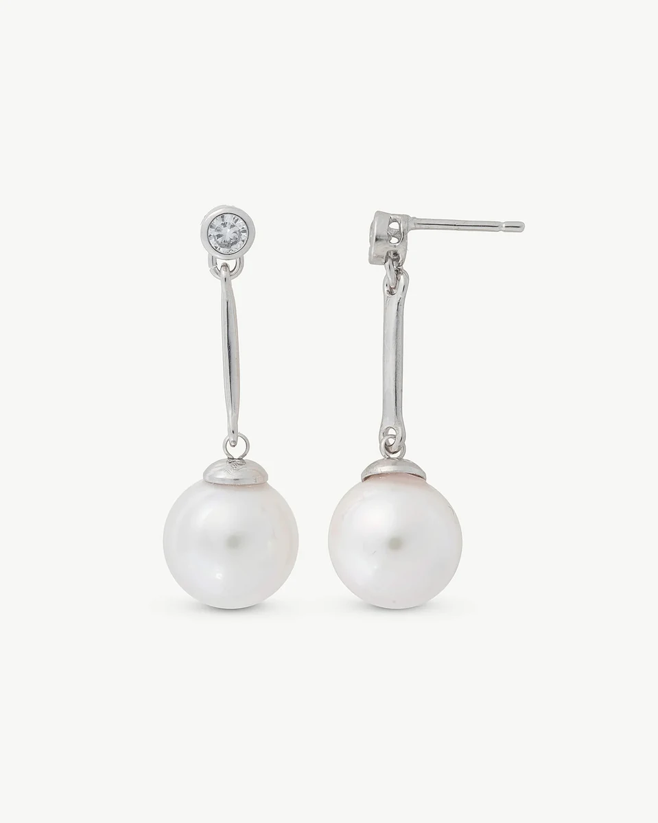 Frontansicht der langen Ohrringe auf weißem Hintergrund, mit Zirkonia und hängender Perle.