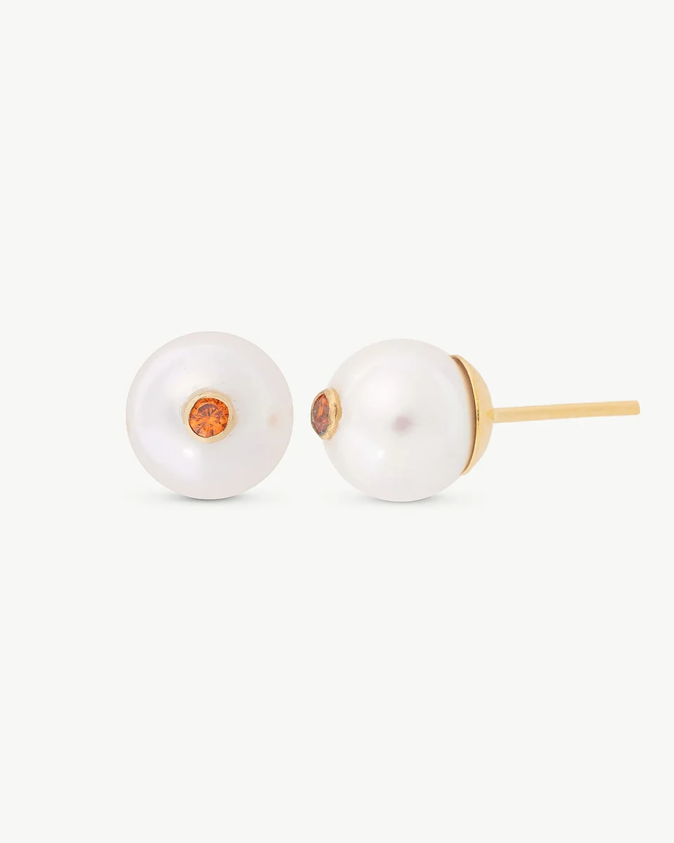 Front- und Seitenansicht der Ohrstecker auf weißem Hintergrund, die den goldenen Stecher und die Perle zeigen.