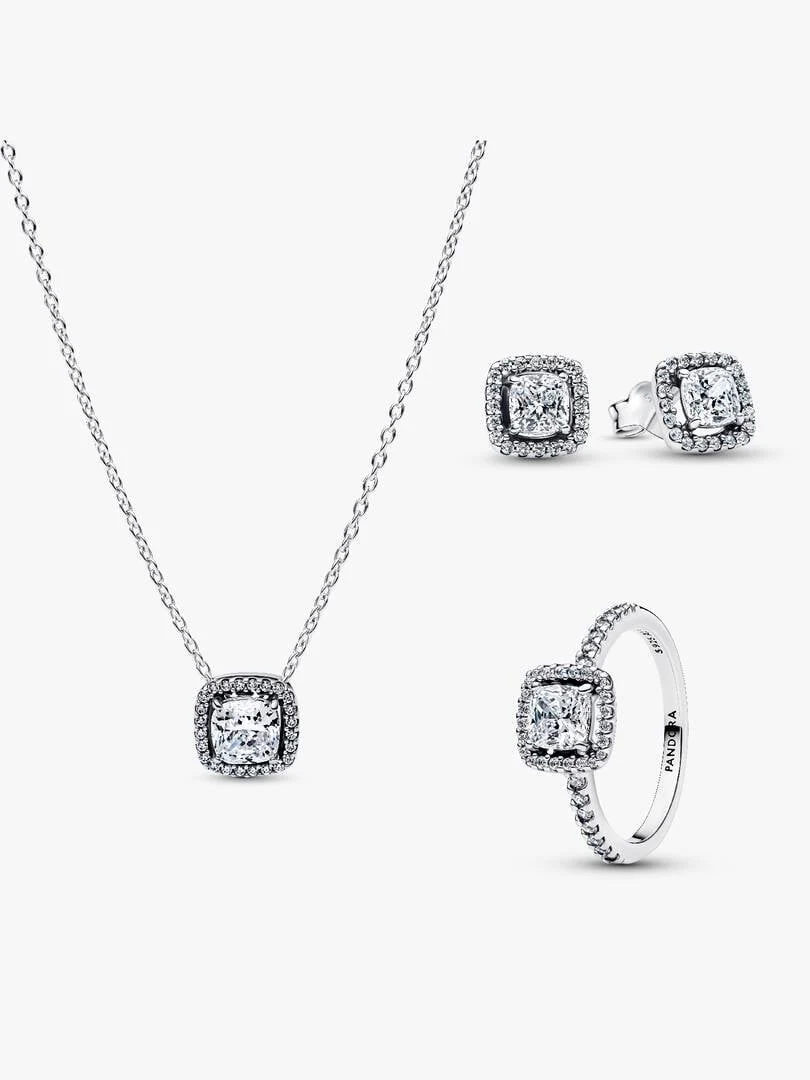 Conjunto de collar, pendientes y anillo con circonitas cuadradas sobre fondo blanco, vista frontal.