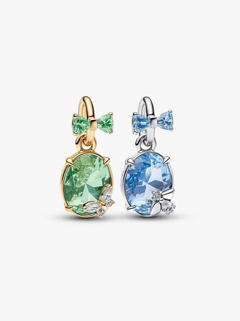 Vue de face de deux charms divisibles, un vert avec une abeille et un bleu avec un papillon, sur fond blanc.