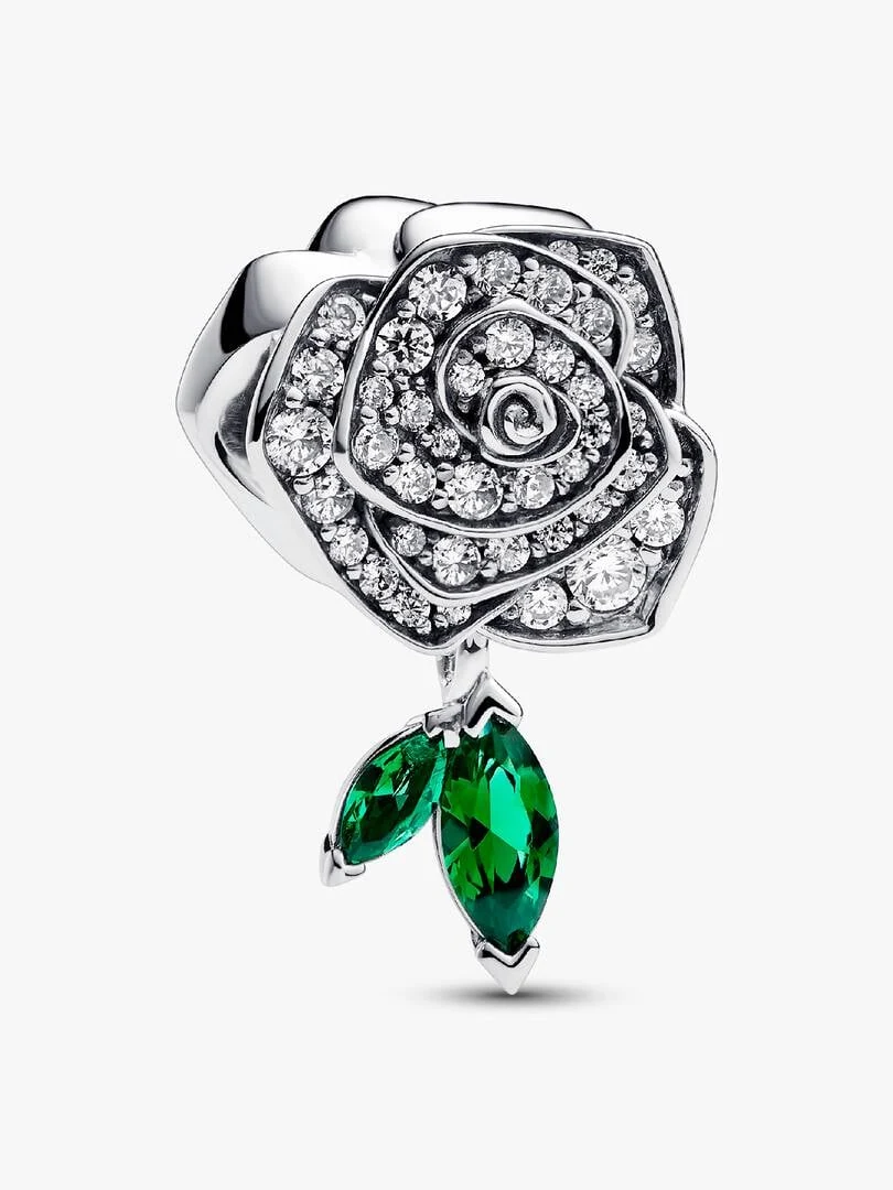 Silberner Rosen-Charm mit Pavé-Zirkonia und zwei hängenden grünen Steinen, Frontansicht auf weißem Hintergrund.