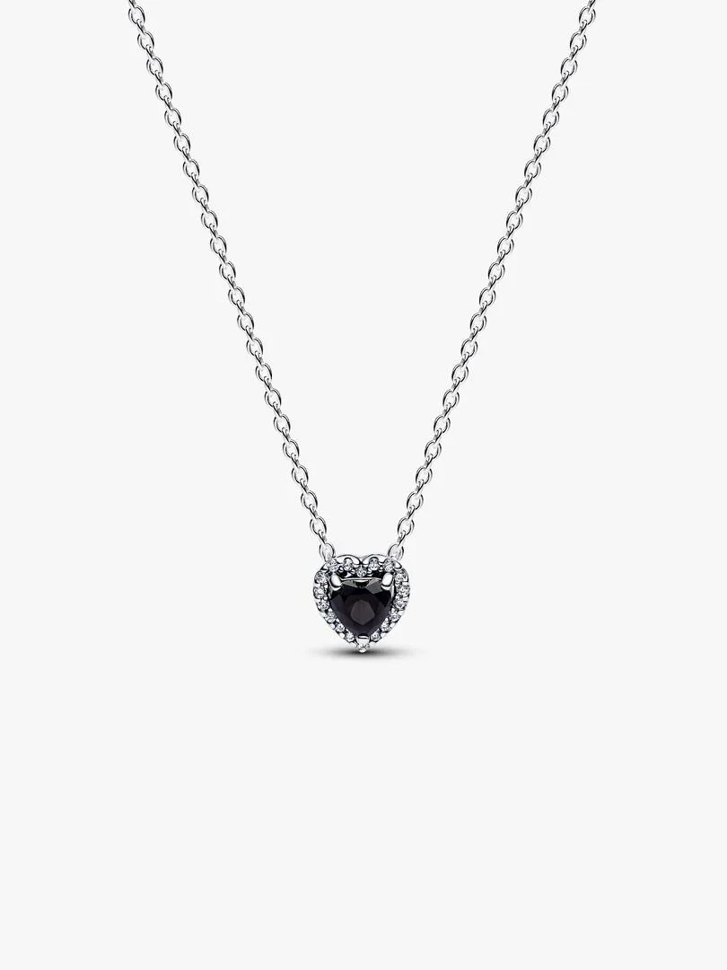 Collier avec pendentif cœur noir et zircons sur fond blanc, vue frontale centrée.
