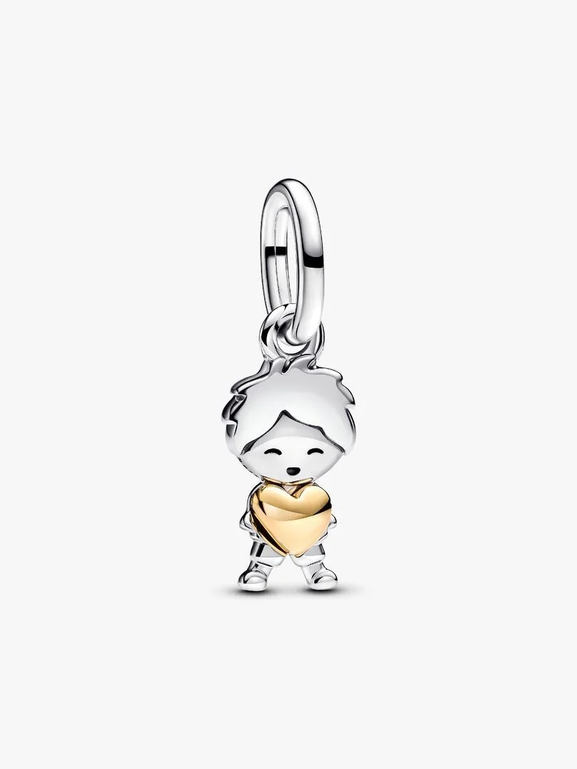 Boy charm met gouden hart, vooraanzicht op witte achtergrond.