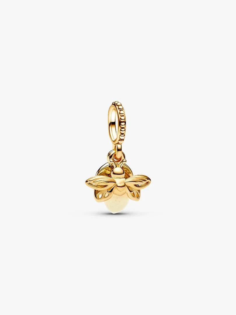 Vuurvlieg charm met 14k goud plating, vooraanzicht onder een lichte hoek op een witte achtergrond.