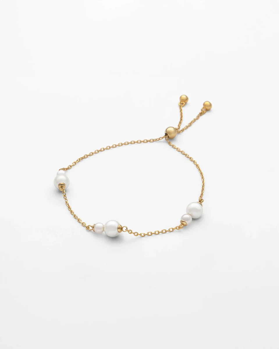 Feines Kettenarmband mit weißen Perlen, Frontansicht auf reinweißem Hintergrund.