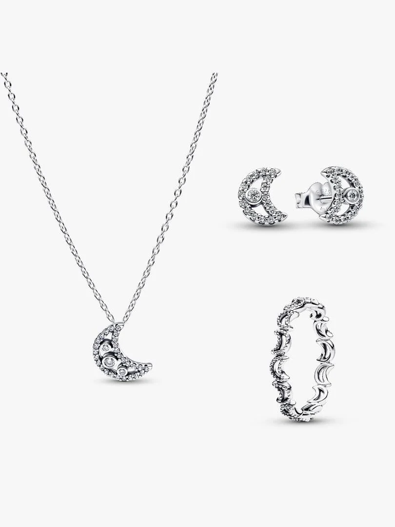 Conjunto de collar, pendientes y anillo de luna en plata sobre fondo blanco, vista frontal completa.
