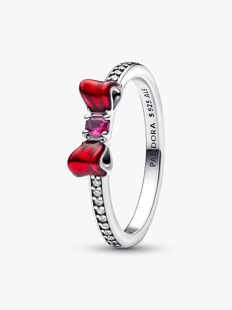 Rode strikring in zijaanzicht, witte achtergrond, detail van de PANDORA S 925 ALE gravure.