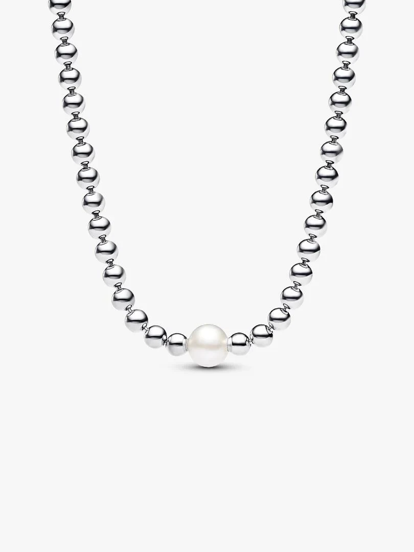 Collier à perles argentées avec une perle centrale, vue de face sur fond blanc pur.