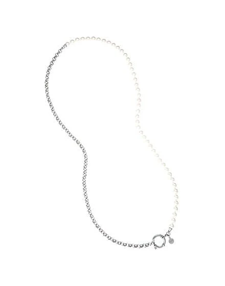 Collier long disposé en boucle sur fond blanc, montrant la transition de l'acier aux perles.