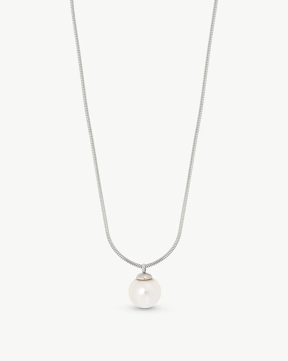 Ketting met witte parel hanger op een witte achtergrond, gecentreerd vooraanzicht.