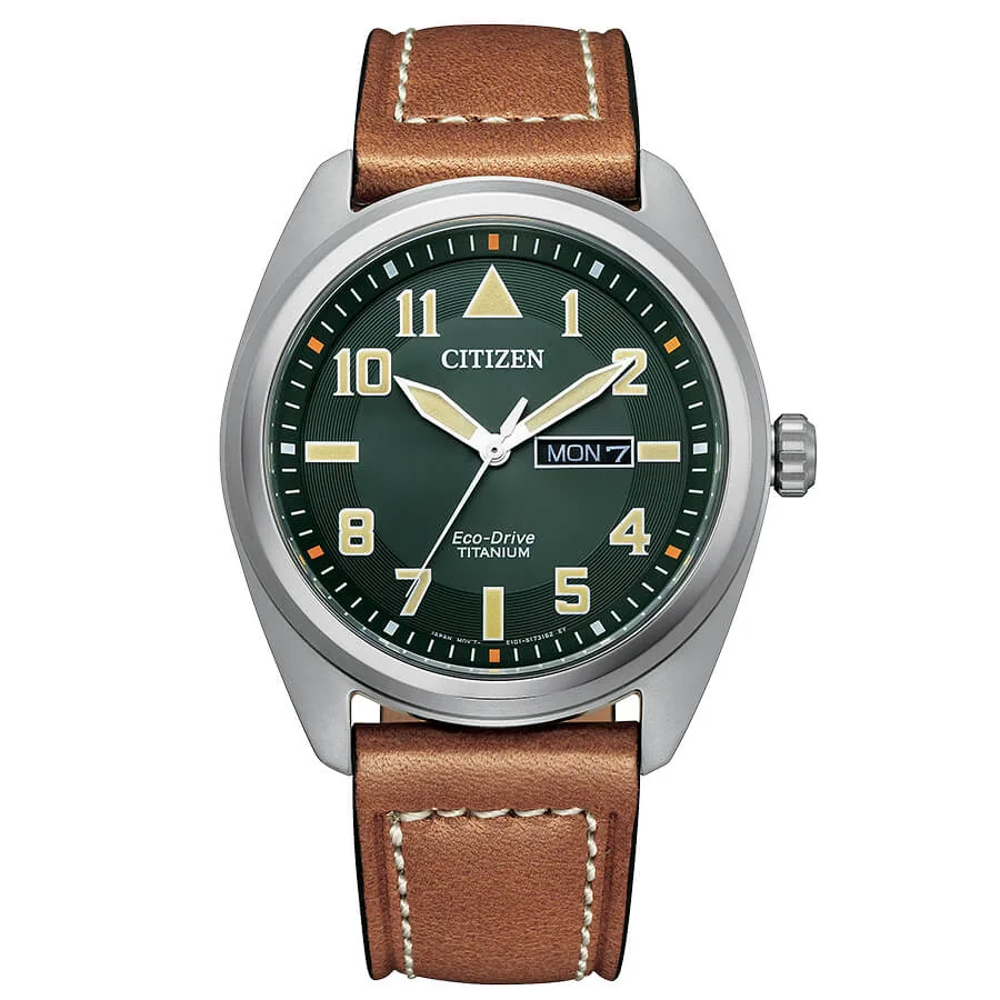 Vista frontal completa del reloj sobre fondo blanco, destacando la esfera verde y la correa de piel marrón.