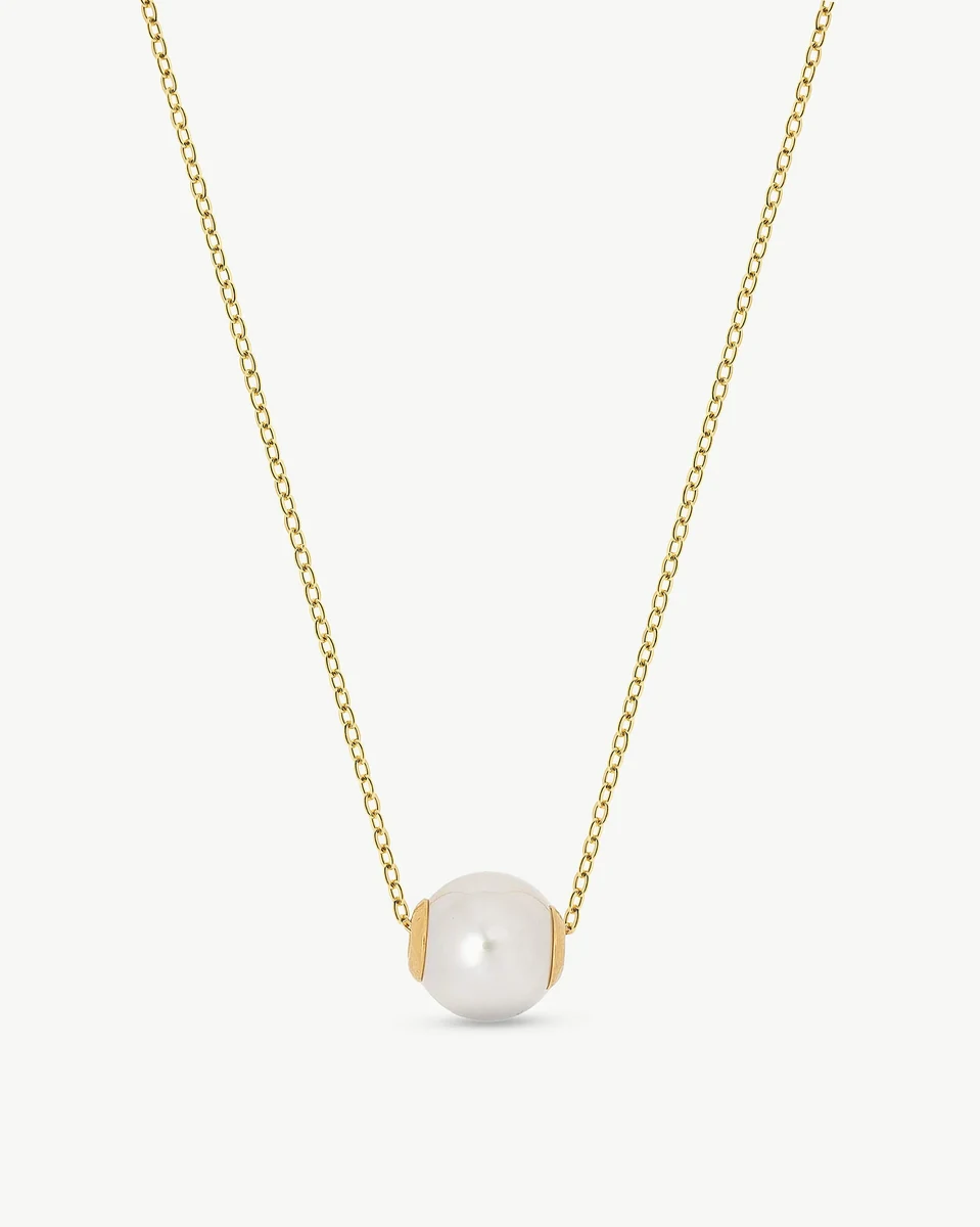 Collier avec perle blanche centrale sur fond blanc, vue frontale de la chaîne et du pendentif.
