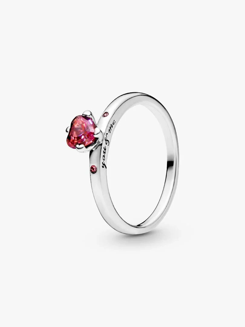 Bague en argent avec pierre rouge en forme de cœur, vue de profil sur fond blanc.