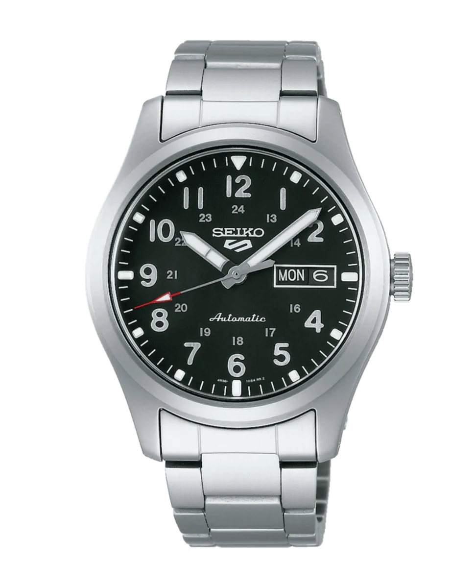 Vista frontal completa del reloj con esfera negra y brazalete de acero sobre fondo blanco.