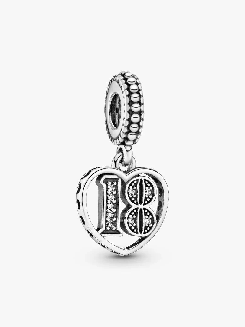 Vue de face du charm pendent cœur avec le numéro 18 sur fond blanc.