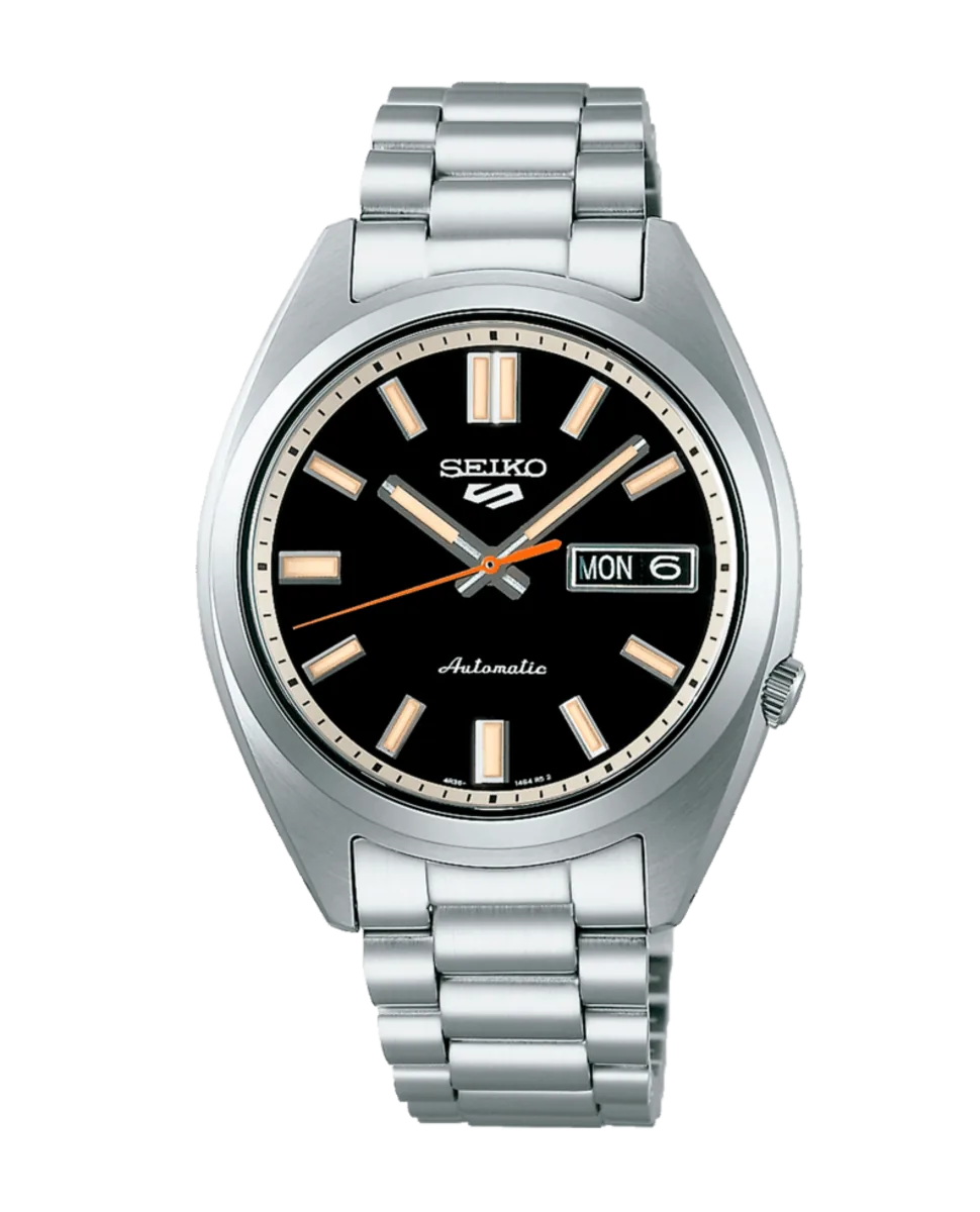 Vista frontal del reloj con esfera negra y brazalete de acero, centrado sobre fondo blanco.
