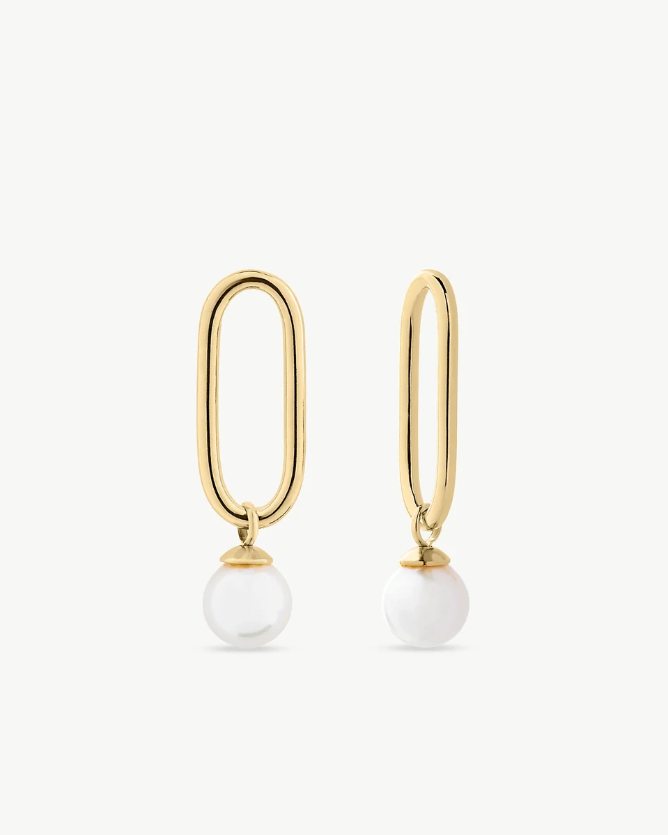 Paar goldene Gliederschmuck-Ohrringe mit weißer Perle, Frontansicht auf reinweißem Hintergrund.