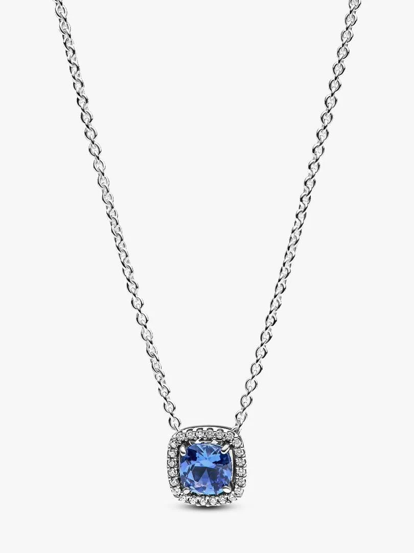 Collier avec pendentif bleu carré et halo de zircons, vue de face sur fond blanc.