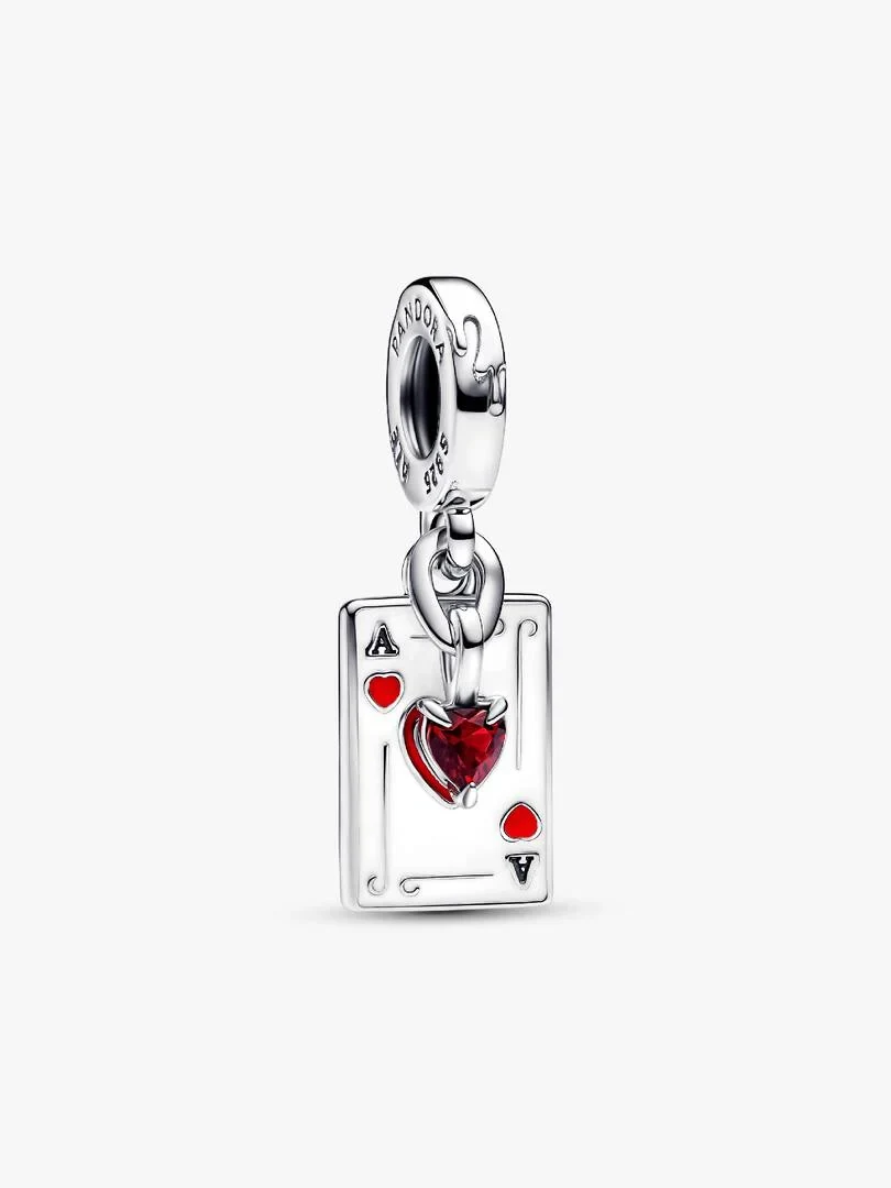 Charm colgante de plata con forma de carta, visto de frente sobre fondo blanco, detalle del corazón rojo.