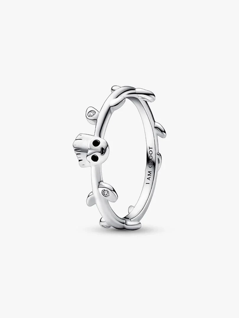 Zilveren ring met bladvorm en Groot-gezicht, zijaanzicht op een witte achtergrond.