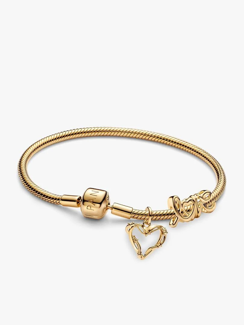 Pulsera Pandora sobre fondo negro, vista frontal. Los charms 'Corazón' y 'Love' colgando.