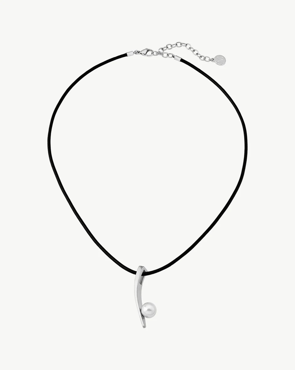 Collier en cuir noir avec perle blanche et détail en acier, vue de face sur fond blanc.
