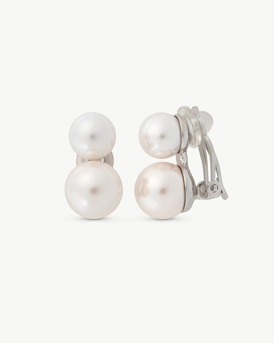 Vue de face et de profil de boucles d'oreilles double perle sur fond blanc, montrant le fermoir omega.