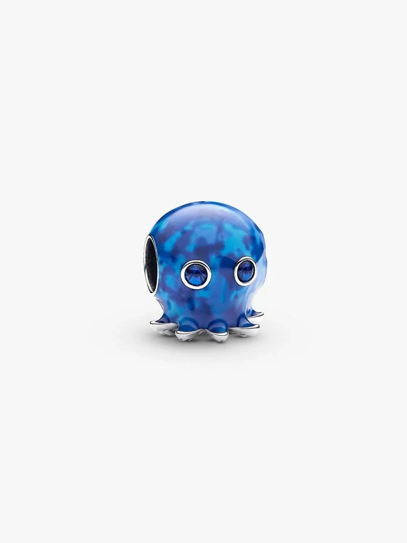 Blauwe octopus charm met kristallen ogen, vooraanzicht onder een hoek, witte achtergrond.
