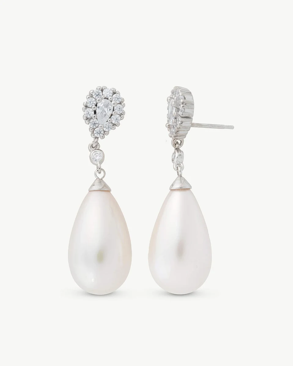 Vue de face des boucles d'oreilles en perles poire et zircons sur fond blanc.