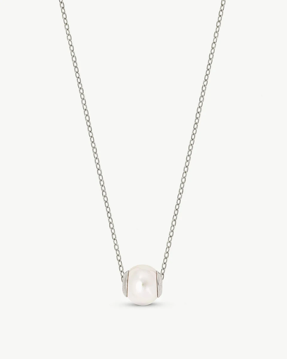 Collier à chaîne fine avec une perle centrale, vue de face sur fond blanc pur.