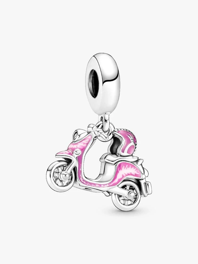 Roze geëmailde zilveren scooter charm, zijaanzicht op een witte achtergrond.