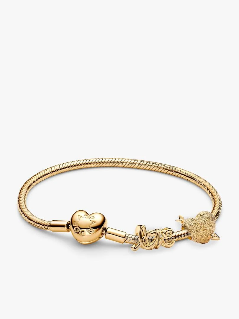 Pulsera de cadena de serpiente con charms de corazón, vista frontal sobre fondo blanco.