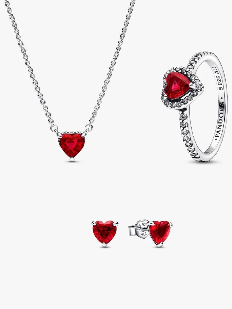 Conjunto de collar, anillo y pendientes con corazones rojos sobre fondo blanco, vista frontal y lateral.