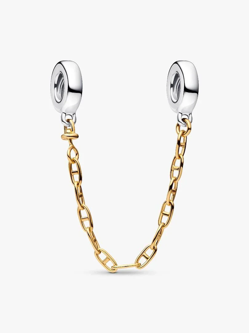 Cadena de eslabones dorados con terminales de plata, vista frontal sobre fondo blanco.