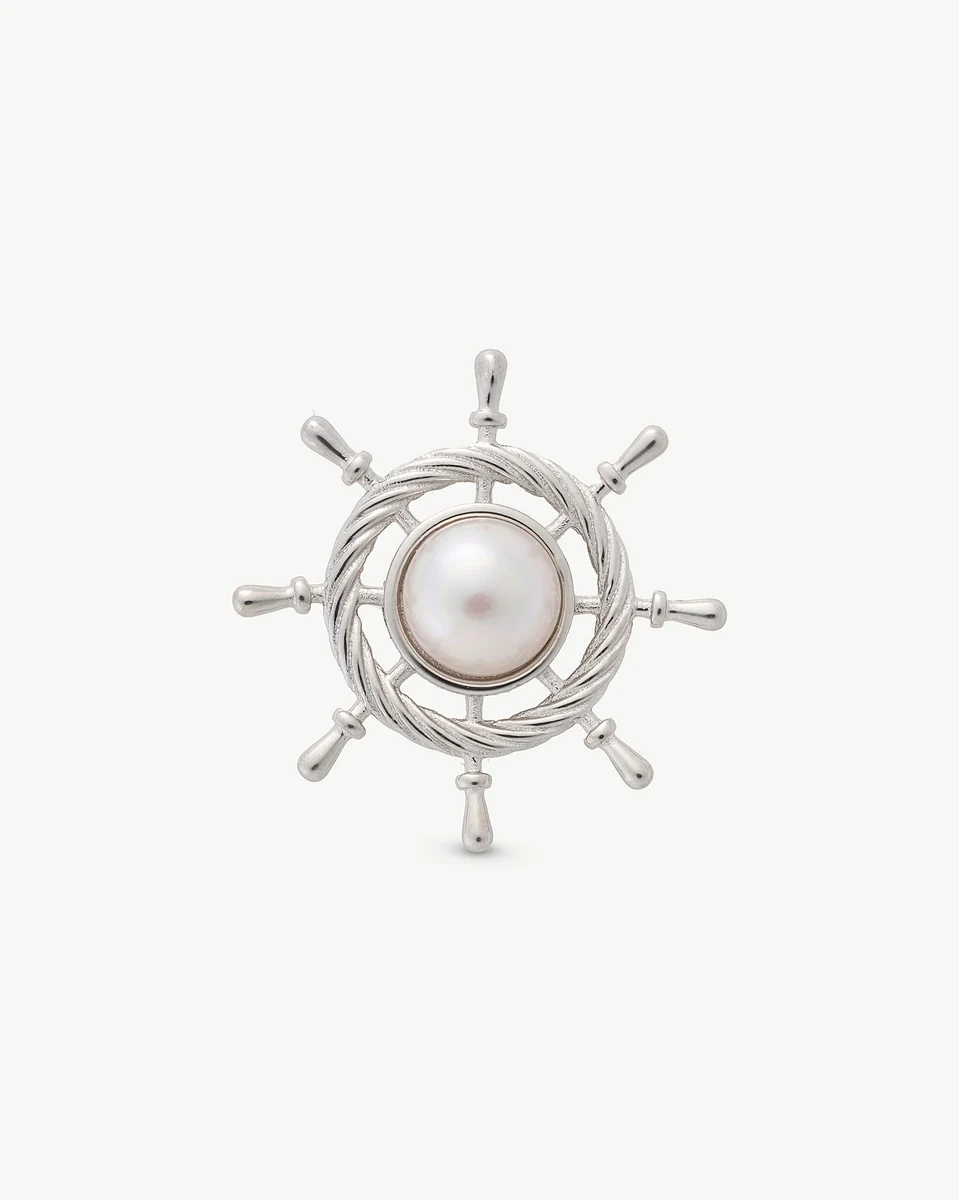 Épingle nautique en acier avec perle blanche centrale, vue de face sur fond blanc.