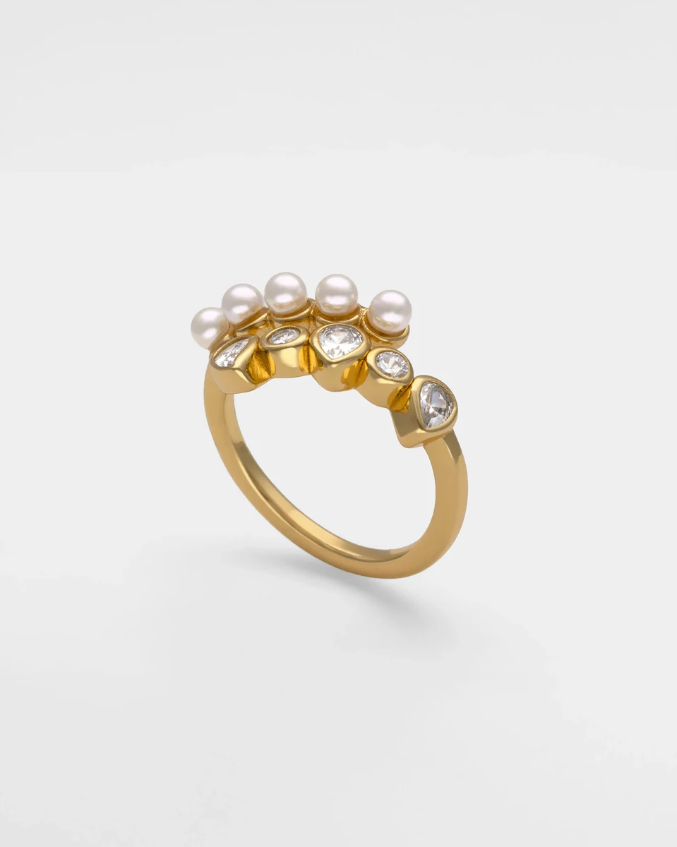 Doppelband-Ring mit Perlen und Zirkonia, Seitenansicht im Winkel auf weißem Hintergrund.