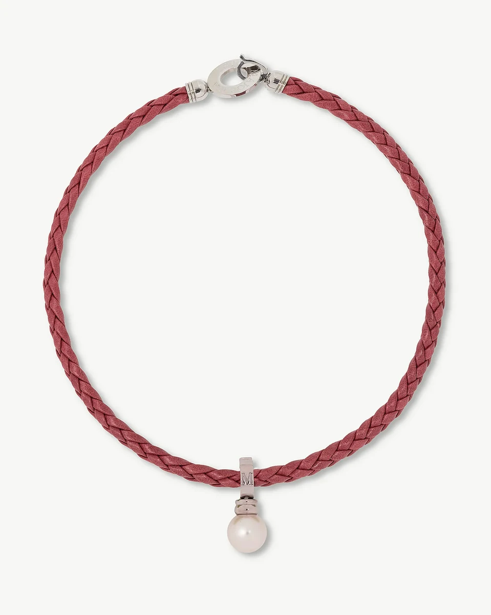 Collar de cuero trenzado rojo con perla blanca, vista frontal completa sobre fondo blanco.