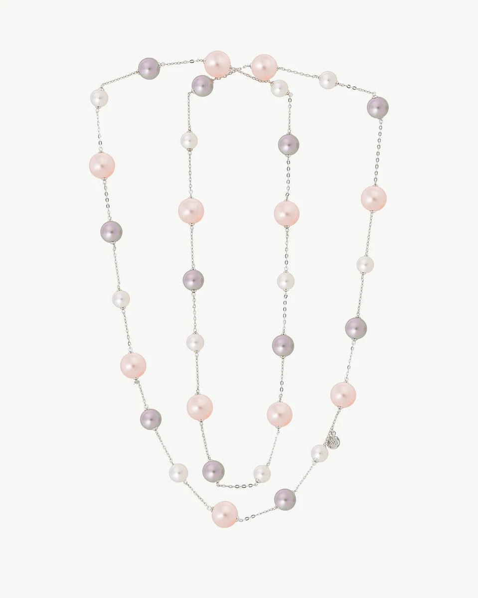 Collier à double chaîne avec perles multicolores sur fond blanc, vue frontale complète.