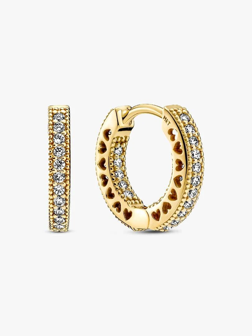 Paar Creolen mit Herzmotiven und Pavé-Zirkonia, Front- und Seitenansicht auf weißem Hintergrund.