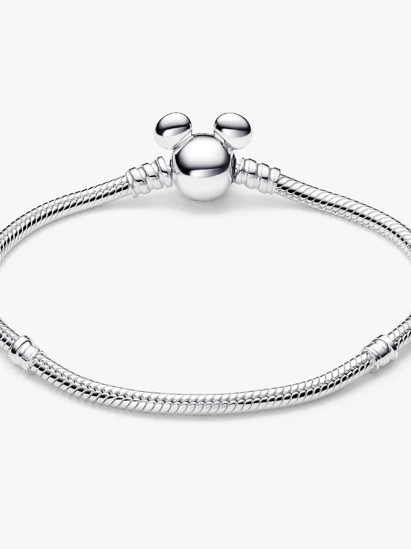 Vista frontal de la pulsera de cadena de serpiente con cierre de Mickey Mouse, fondo blanco.
