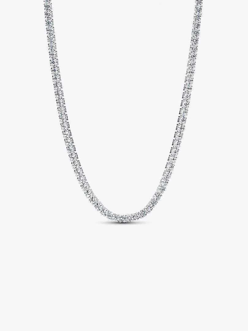 Collier tennis en forme de U sur fond blanc, vue de face montrant les sertis de pierres.