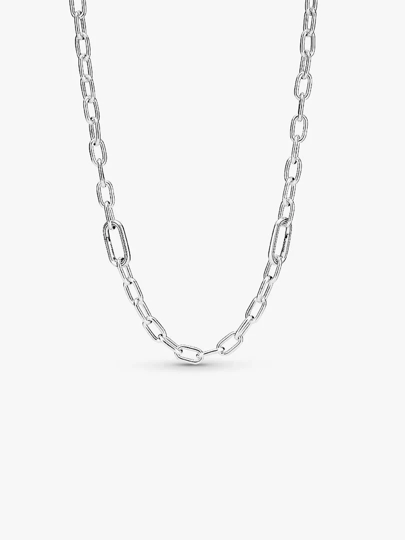 Collier à maillons argentés en forme de U, vue de face sur fond blanc pur.