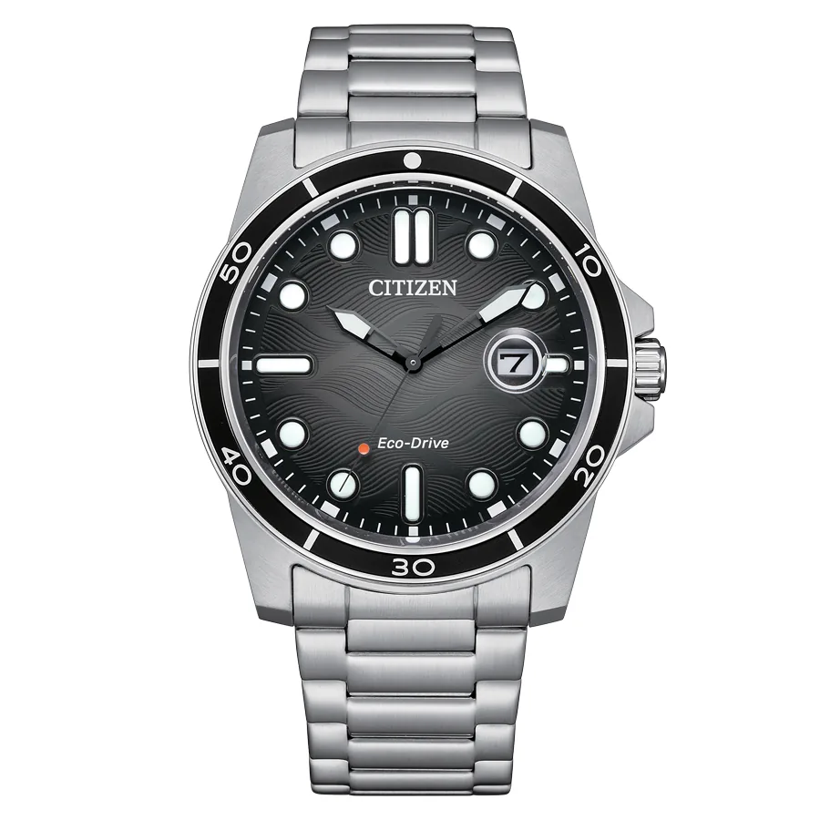 Vista frontal del reloj con brazalete de acero y esfera negra sobre fondo blanco.