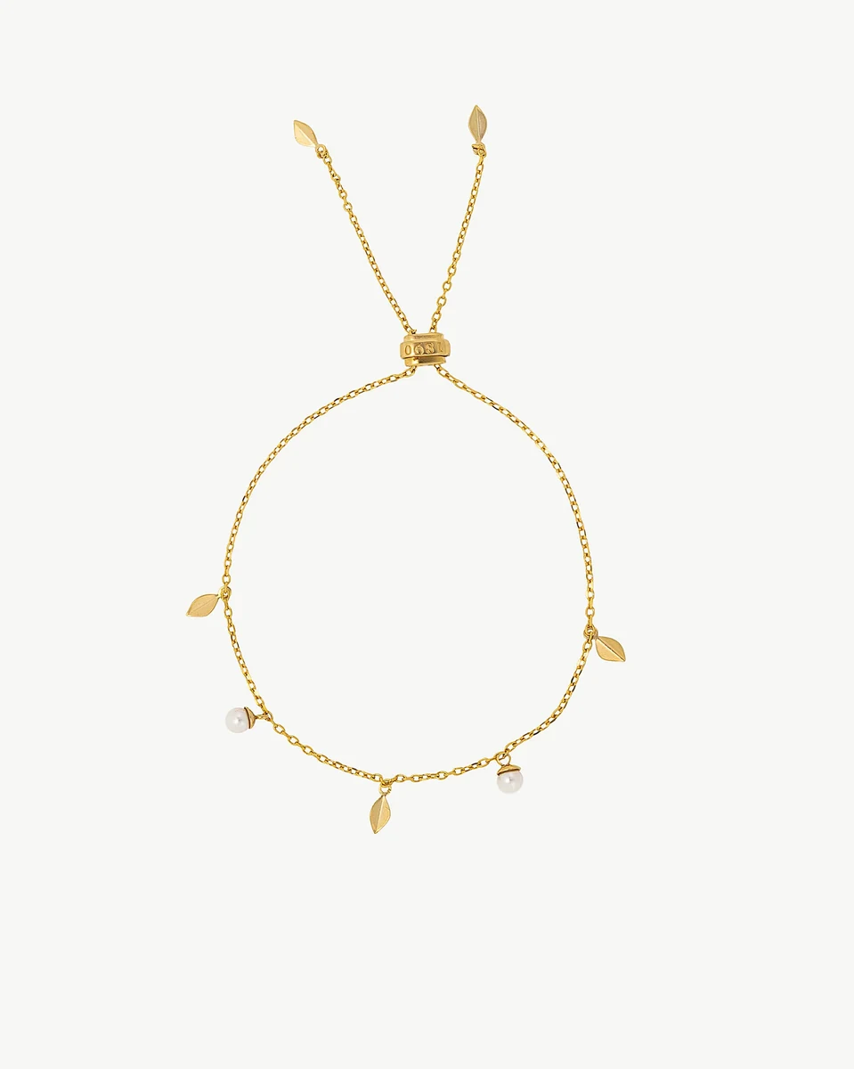 Gouden armband met bladmotieven en parels, vooraanzicht op een witte achtergrond.